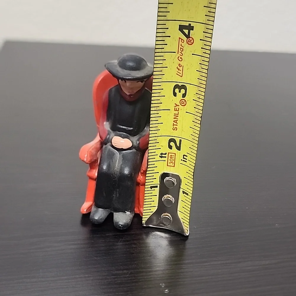 🥳 Cast Iron Amish Man In Rocking Chair - Salt & Pepper Shaker, Vintage